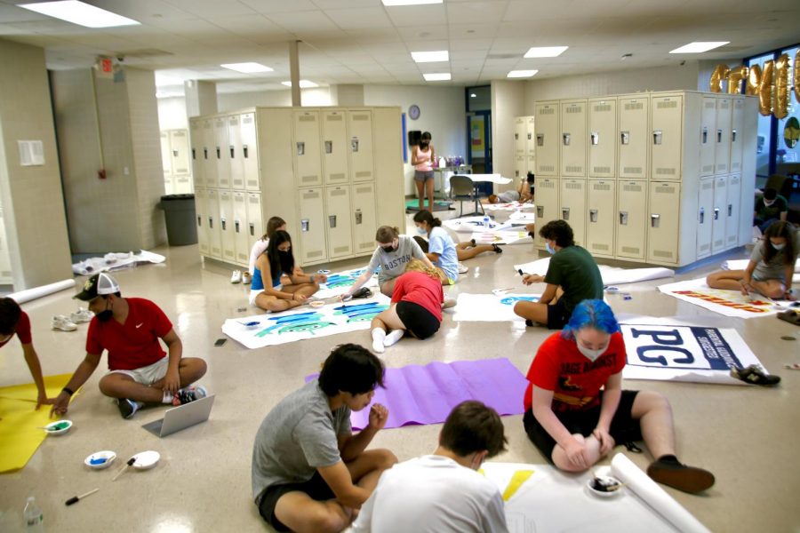 Students draw and paint homecoming decorations together on Sunday.