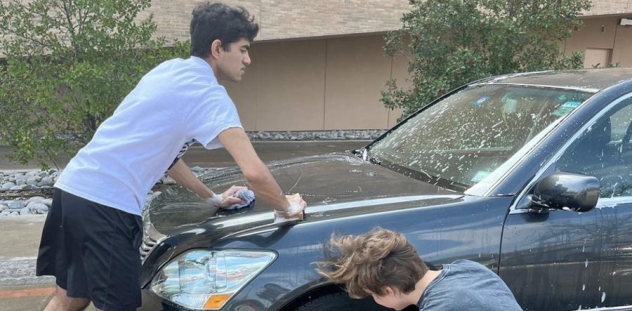 Seniors Host Car Wash to Raise Money for Senior Gift